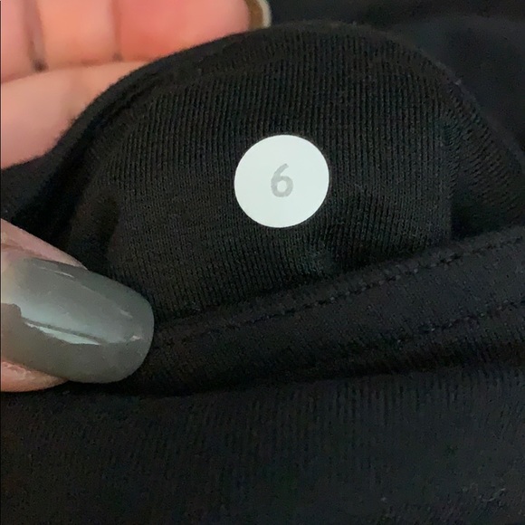 Lululemon crop pants. Sz 6. Great condition. - Picture 4 of 5